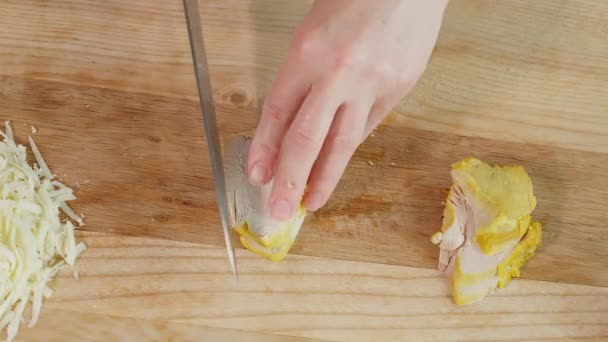 Chef Usa Coltello Affilato Tagliare Carne Tacchino Bollita Bastoncini Tavola — Video Stock