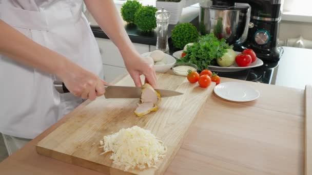요리사는 가슴을 조각으로 자릅니다 배경에 클로즈업 — 비디오