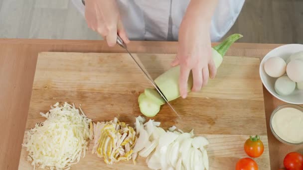 Šéfkuchař Krájí Bílé Cukety Ostrým Nožem Plátky Zdravý Stravovací Koncept — Stock video