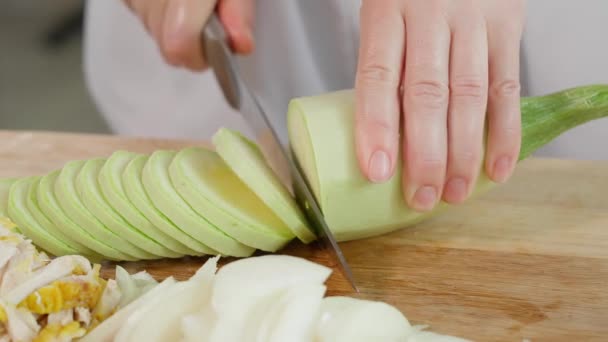 Chef Está Preparando Prato Saudável Cortando Abobrinha Branca Círculos Com — Vídeo de Stock