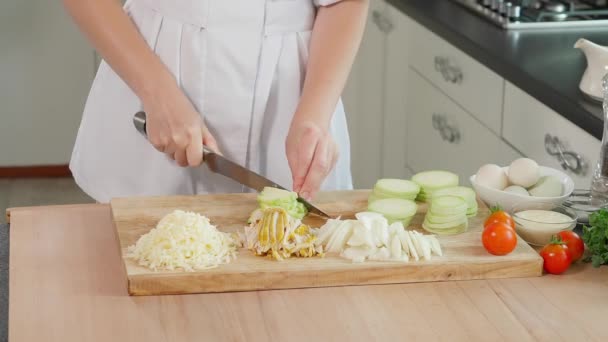 Chef Prepara Una Colazione Sana Mani Femminili Tagliano Zucchine Cubetti — Video Stock