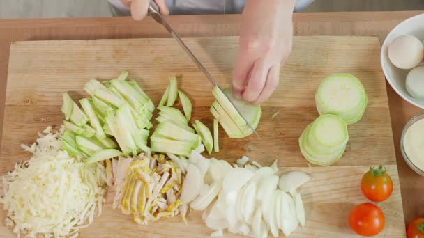 Šéfkuchař Připravuje Frittata Ženské Ruce Řežou Cuketu Plátky Ostrým Nožem — Stock video