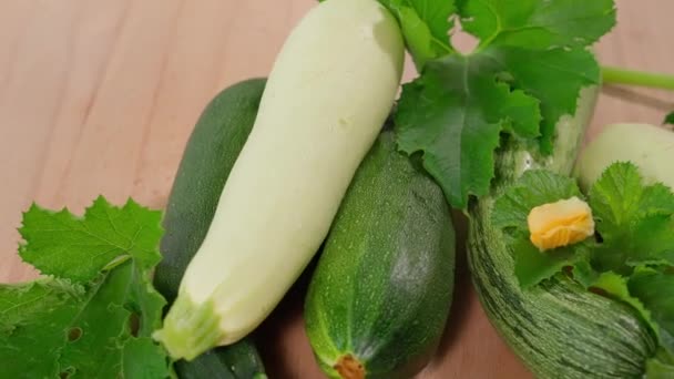 Mehrfarbige Zucchini Gelb Grün Weiß Großaufnahme Auf Dem Tisch Gestreift — Stockvideo