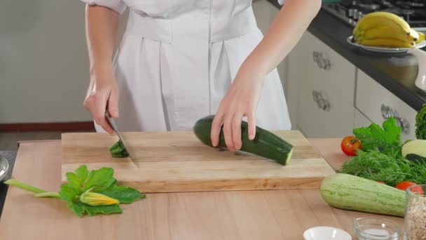 Chef Preparando Plato Saludable Rallar Calabacín Verde Sobre Rallador Fino — Vídeos de Stock