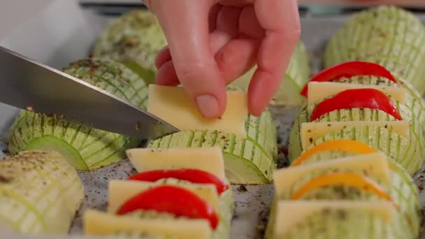 Kocken Förbereder Zucchini Kvinnors Händer Stoppar Zucchini Med Bitar Ost — Stockvideo