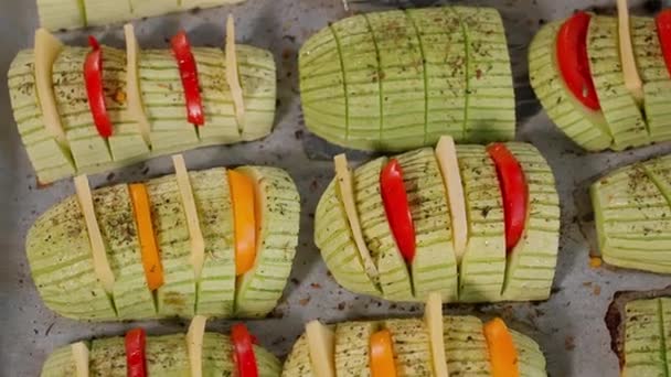 Der Koch Stopft Zucchini Mit Gewürzen Und Käsescheiben Mit Roten — Stockvideo
