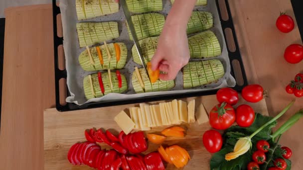 요리사는 치즈와 토마토 조각으로 호박을 먹습니다 주치니 다이어트 클로즈업 — 비디오