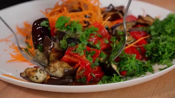Uma Salada Berinjela Assada Pimentas Vermelhas Cenouras Frescas Ervas Combina — Vídeo de Stock