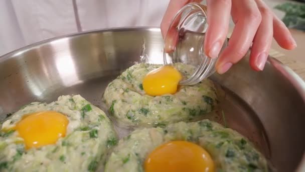 Μαγειρεμένα Κολοκυθάκια Τυρί Και Ντομάτες Λευκό Πιάτο Χορτοφαγικά Κολοκυθάκια Κολοκυθάκια — Αρχείο Βίντεο