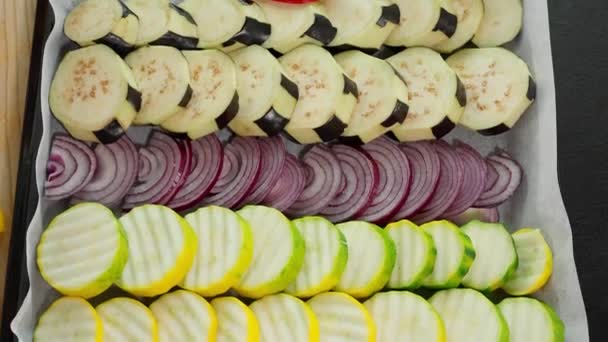 Кухар Організовує Овочі Деку Кипіння Жовтих Кабачків Баклажанів Синьої Цибулі — стокове відео