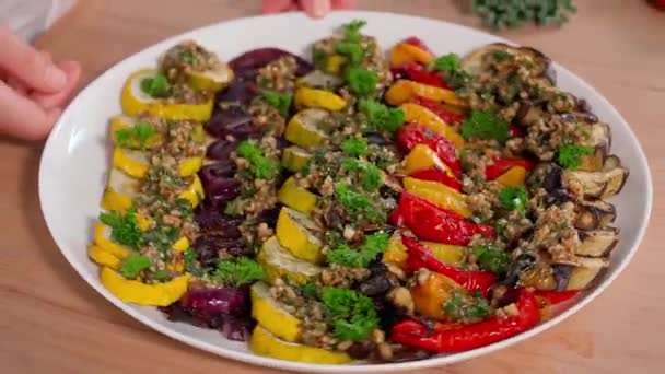 Auf Einem Runden Teller Liegt Ein Salat Aus Gebackenem Gemüse — Stockvideo