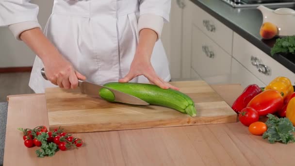 Šéfkuchař Krájí Zelenou Cuketu Plátky Nožem Dřevěný Stůl Zeleninovém Pozadí — Stock video