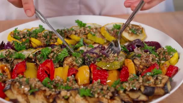 Salade Van Gebakken Groenten Aubergine Courgette Rode Peper Met Saus — Stockvideo
