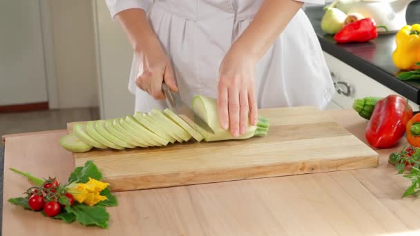 Der Koch Schneidet Weiße Zucchini Auf Einem Holzbrett Scheiben Hintergrund — Stockvideo