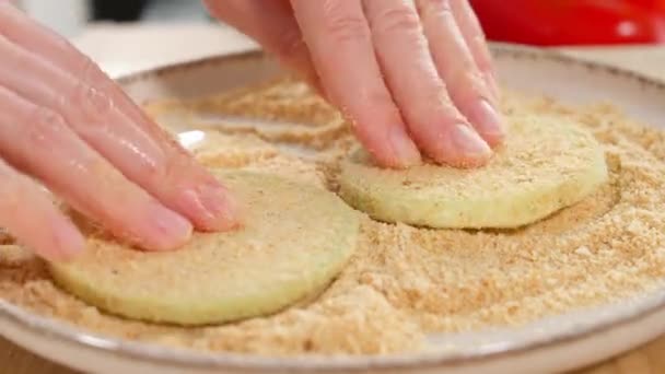 Fette Zucchine Bianche Ricoperte Pangrattato Condimenti Condite Con Salsa Pomodoro — Video Stock