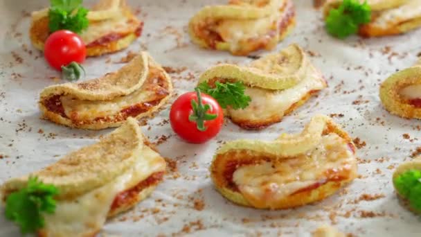 トマトソースとチーズで作られたズッキーニは ハーブとチェリートマトで飾られています ズッキーニサラダ ズッキーニフリッター マクロ フロントビュー サークルで移動 — ストック動画