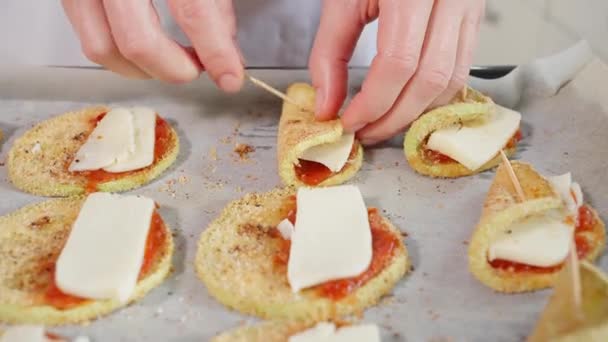 Şef Kabak Dilimlerini Domates Sosu Peynirle Yarıya Indirir Onları Şiş — Stok video