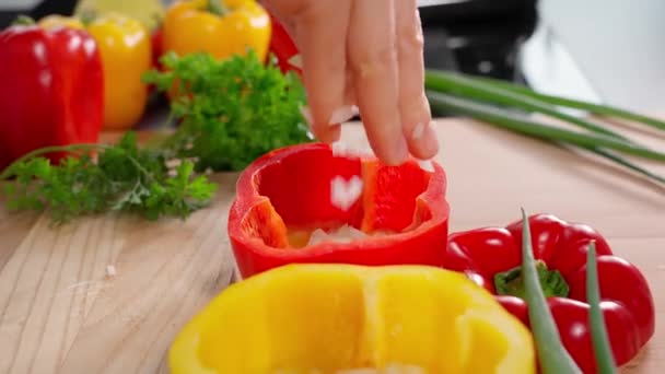 Chef Memasukkan Lada Merah Boneka Lada Paprika Boneka Lada Kuning — Stok Video