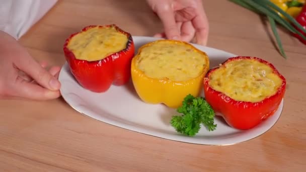 Pimientos Rojos Amarillos Rellenos Horno Con Una Mezcla Huevos Verduras — Vídeos de Stock