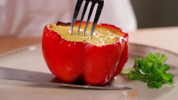 Нарежьте Готовый Фаршированный Красный Перец Смесью Яиц Овощей Паприка Овощи — стоковое видео
