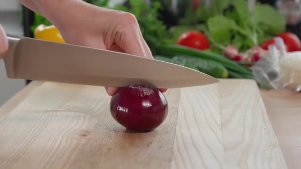 Chef Corta Cebollas Azules Con Cuchillo Afilado Una Tabla Madera — Vídeos de Stock
