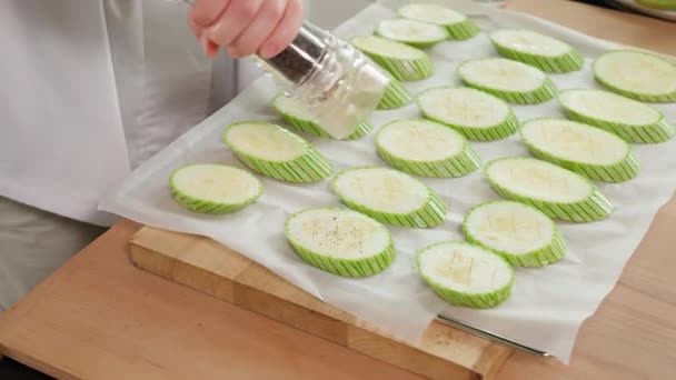 Taburkan Irisan Zucchini Cincang Dengan Lada Hitam Tanah Konsep Makan — Stok Video