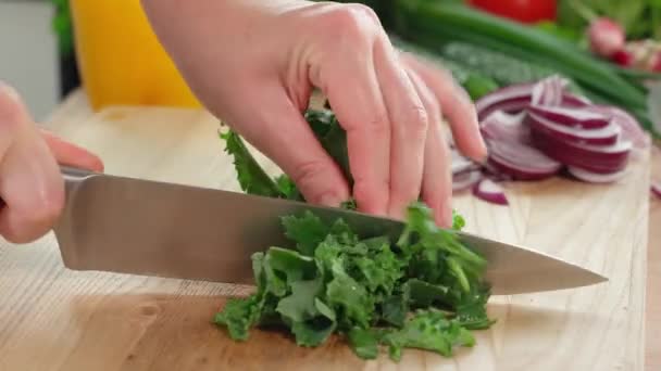 Σεφ Ετοιμάζει Ένα Υγιεινό Vegan Πρωινό Κόβει Νεαρά Φύλλα Λάχανου — Αρχείο Βίντεο