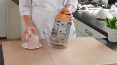 Dolgu için jambonu cam bir kaseye rendele. Jambonlu tost. Jambonlu aperatif. Yakın çekim, makro, üst görünüm