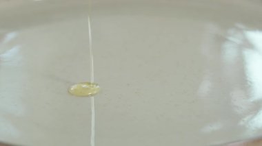 Dolgu için jambonu cam bir kaseye rendele. Jambonlu tost. Jambonlu aperatif. Yakın çekim, makro, üst görünüm