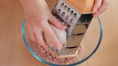Dolgu için jambonu cam bir kaseye rendele. Jambonlu tost. Jambonlu aperatif. Yakın çekim, makro, üst görünüm