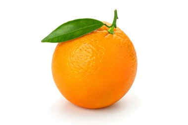 Beyaz arkaplanda yeşil yapraklı portakal meyvesi.