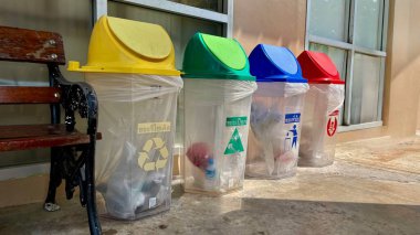 Tayland, 23 Mart 2025 - Çöp tenekelerinde çöp, vektör simgeleriyle sıralanmış çöp kutuları. (plastik, kağıt, metal, cam). Çöpleri materyal ve tiplere göre sıralıyorum. Çevre koruma, ekoloji.