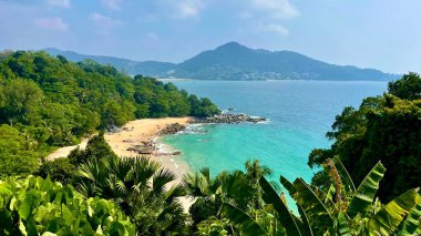 Phuket, Tayland 'daki güzel, temiz Haad Laem Sing Beach' in manzarası.