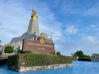 Tayland, Phuket - 8 Nisan 2025 Tayland Kraliyet Donanma Anıtı. Anıt, Tayland Kraliyet Donanması denizcilerinin kahramanlıklarını anmaktadır, özellikle 1940-41 Fransa-Tayland Savaşı ve Koh Chang 'in deniz muharebesi bağlamında..