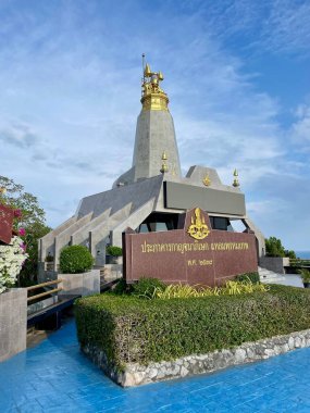 Tayland, Phuket - 8 Nisan 2025 Tayland Kraliyet Donanma Anıtı. Anıt, Tayland Kraliyet Donanması denizcilerinin kahramanlıklarını anmaktadır, özellikle 1940-41 Fransa-Tayland Savaşı ve Koh Chang 'in deniz muharebesi bağlamında..