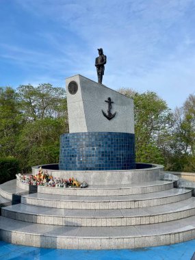Tayland, Phuket - 8 Nisan 2025 Tayland Kraliyet Donanma Anıtı. Anıt, Tayland Kraliyet Donanması denizcilerinin kahramanlıklarını anmaktadır, özellikle 1940-41 Fransa-Tayland Savaşı ve Koh Chang 'in deniz muharebesi bağlamında..