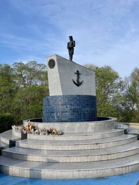 Tayland, Phuket - 8 Nisan 2025 Tayland Kraliyet Donanma Anıtı. Anıt, Tayland Kraliyet Donanması denizcilerinin kahramanlıklarını anmaktadır, özellikle 1940-41 Fransa-Tayland Savaşı ve Koh Chang 'in deniz muharebesi bağlamında..