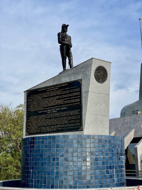 Tayland, Phuket - 8 Nisan 2025 Tayland Kraliyet Donanma Anıtı. Anıt, Tayland Kraliyet Donanması denizcilerinin kahramanlıklarını anmaktadır, özellikle 1940-41 Fransa-Tayland Savaşı ve Koh Chang 'in deniz muharebesi bağlamında..