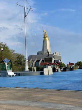 Tayland, Phuket - 8 Nisan 2025 Tayland Kraliyet Donanma Anıtı. Anıt, Tayland Kraliyet Donanması denizcilerinin kahramanlıklarını anmaktadır, özellikle 1940-41 Fransa-Tayland Savaşı ve Koh Chang 'in deniz muharebesi bağlamında..