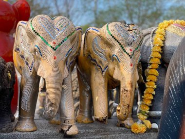 Bej renkli iki dekoratif kutsal fil ve süslemelerle birlikte bacak bölgesinde küçük hasarlar var..