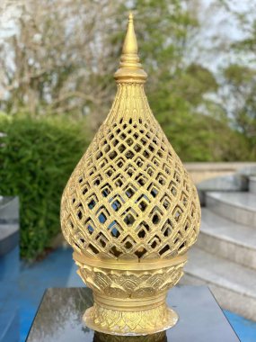 Tayland mimarisinin dekoratif unsurları: Chedi (veya chedi style), Finale (final), Flame sembolü. Bu element genellikle tapınaklarda, manastırlarda ya da Tayland 'ın Budist kültürüyle ilişkili yerlerde bulunur..