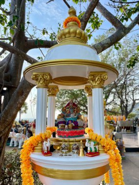 Tayland Brahma Ruh Evi veya Brahma Tapınağı. Tayland 'da yaygın olan Hindu tarzında dekore edilmiş. İçinde, adaklarla çevrili çok yüzlü Brahma heykelinin (Phra Phrom) bir heykeli vardır: fil heykelcikleri, çiçekler, tütsü ve içecekler..