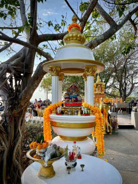 Tayland Brahma Ruh Evi veya Brahma Tapınağı. Tayland 'da yaygın olan Hindu tarzında dekore edilmiş. İçinde, adaklarla çevrili çok yüzlü Brahma heykelinin (Phra Phrom) bir heykeli vardır: fil heykelcikleri, çiçekler, tütsü ve içecekler..