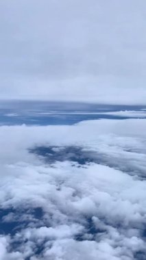 Ufuk çizgisine uzanan yumuşak beyaz bulutların pürüzsüz hava videosu. Görünür penceresi olmayan bir uçaktan vurulmuş. İlham ve barış için mükemmel bir zemin.