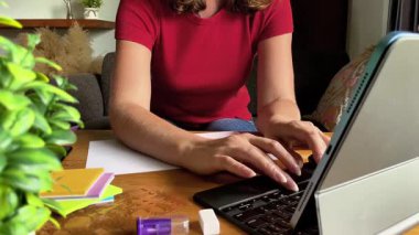 Kız evde iPad 'de çalışıyor. Modern iş, uzak iş, çevrimiçi eğitim.