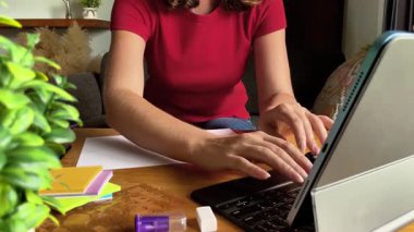 Kız evde İPad 'de çalışıyor. Uzak çalışma, serbest çalışma, çevrimiçi öğrenme.