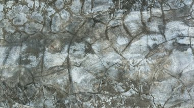 Çatlak ve lekeli eski beton yüzey. Tasarım, arkaplan, görsel efektler ve mimari kavramlar için doğal doku.