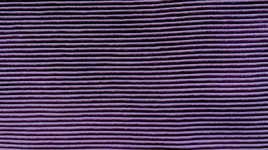 Mor çizgili, kabartmalı kumaş yakın plan. Yumuşak yığını ve yatay çizgileri olan kumaş.