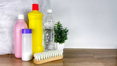 Yastığın üzerindeki küf ve onu kaldırmak için gerekli malzemeler: ev kimyasalları, soda, sirke ve fırça. Mantarlarla savaşma ve evdeki temizliği koruma kavramı..