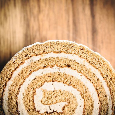 Mükemmel dilimlenmiş İsviçre usulü pastayı gösteren bu yakın çekimin zevkine varın.